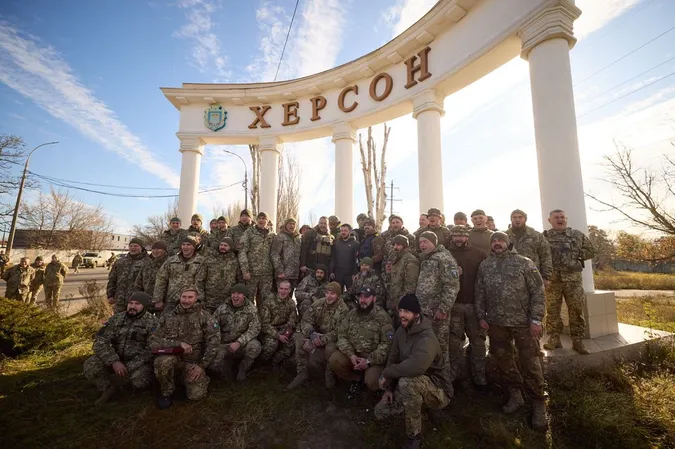 Зеленський нагородив орденом морпіха з Волині у деокупованому Херсоні (фото)
