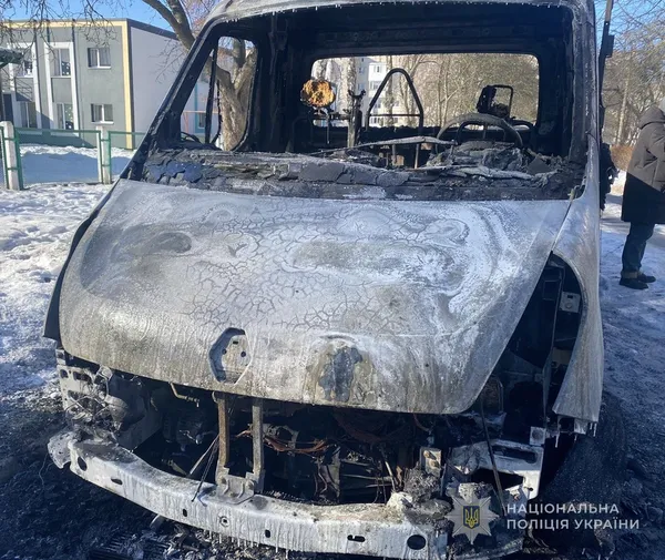 У Луцьку 19-річний хлопець підпалив автівку за три тисячі доларів (фото, відео)