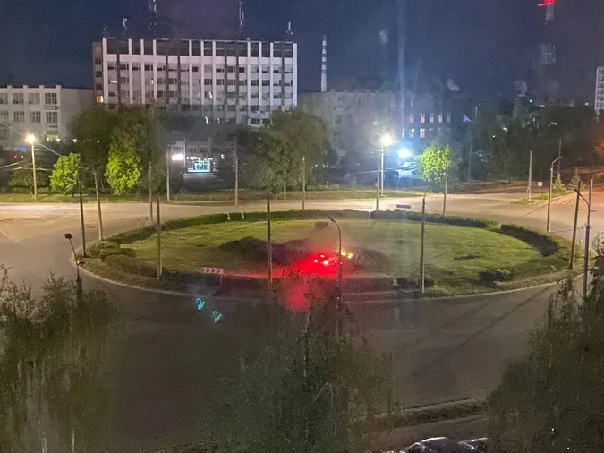 У Луцьку біля «Глобуса» авто вилетіло на кільце (фото)