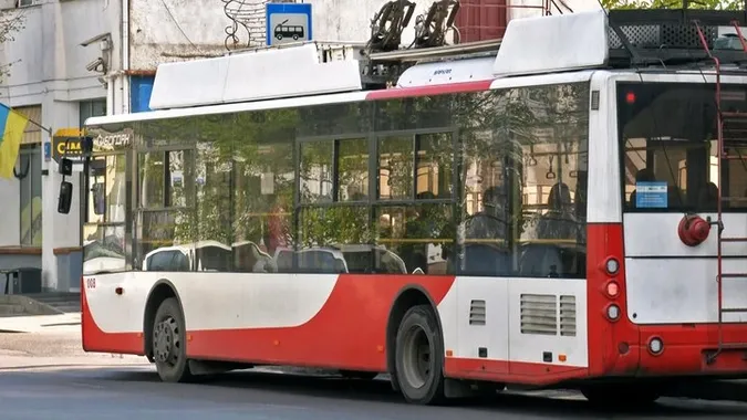 У центрі Луцька обірвалася мережа – рух тролейбусів зупинився