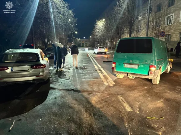 Автівки – вщент: подробиці подвійної аварії у центрі Луцька (фото)