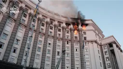 Вперше пошкоджена будівля уряду: росіяни масовано атакували Україну (фото)
