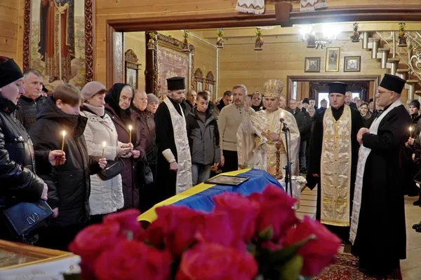 Після року очікувань повернувся на щиті: на Волині попрощалися з воїном Романом Літвінчуком