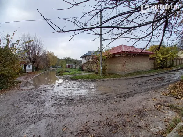 Калюжа у луцькому дворі: швидка не може доїхати до будинку (фото)
