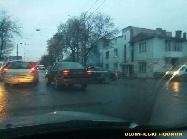 Аварія у Луцьку: не розминулися автобус і три іномарки (фото)
