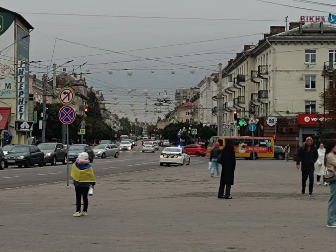 У пам'ять про загиблих захисників Луцьк зупинився в хвилині мовчання (фото)