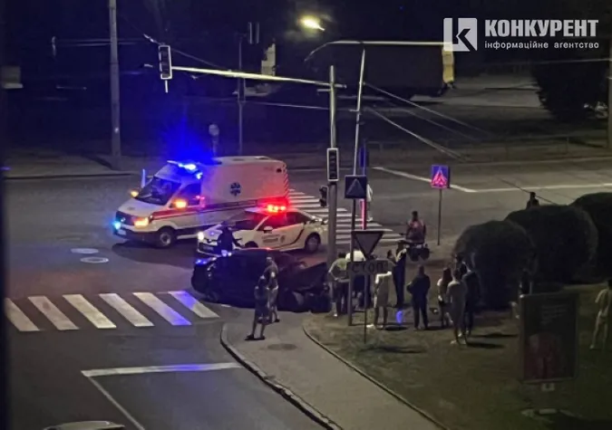 У Луцьку – ДТП на перехресті: BMW влетіло в стовп (відео)