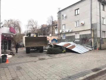 У центрі Луцька муніципали зруйнували стару зону відпочинку (фото, відео)