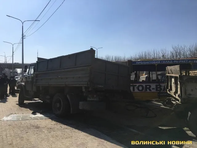 У Луцьку маршрутка протаранила вантажівку. Семеро людей – в лікарні (фото, відео)