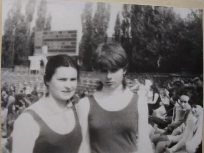 Пари без спідниці, хабарі й вечірки: викладачі ВНУ зізналися у своїх студентських «грішках»