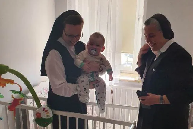 Вихованців Волинського обласного дитбудинку перевезли до Польщі (фото)