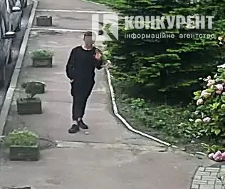 Матюкався і погрожував: агресивний підліток обчистив клумби біля луцького будинку (фото, відео)