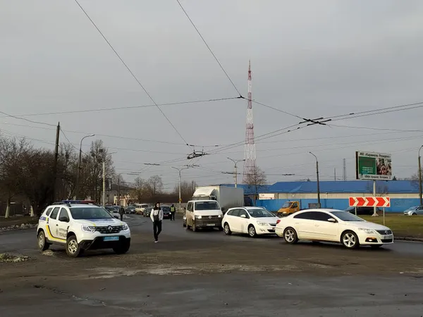 У Луцьку – кілометрові затори: люди їдуть на авторинок (фото)