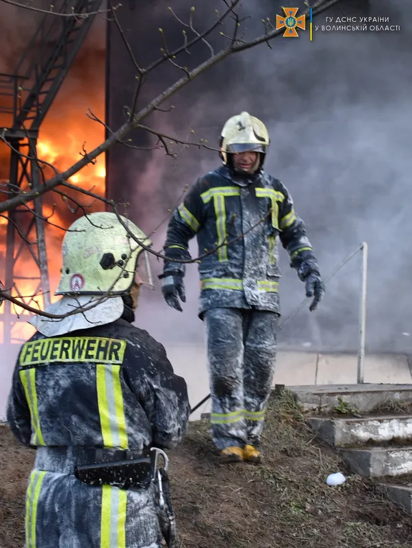У Луцьку ліквідовують пожежу на нафтобазі (фото)