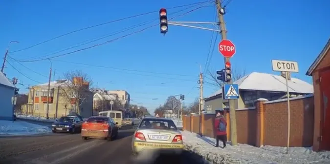 У Луцьку автівка з автошколи проїхала на червоне світло (відео)