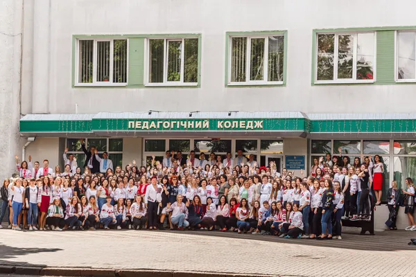 У Луцькому педколеджі відсвяткували День вишиванки (фото)