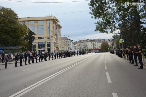 У Луцьку поліцейські на колінах зустріли кортеж із загиблим полковником Олександром Никитюком (фото)