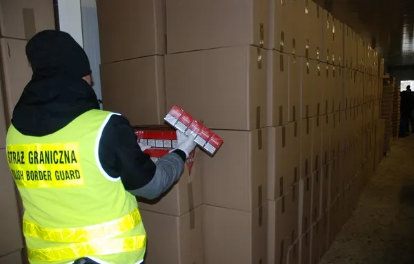 У Польщі на підпільній тютюновій фабриці затримали українців (фото)