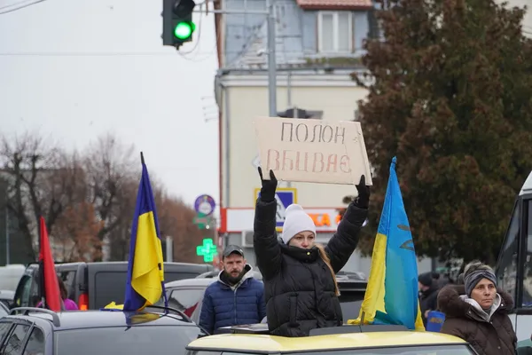У місті на Волині відбулася мирна акція на підтримку полонених та зниклих безвісти захисників (фото)