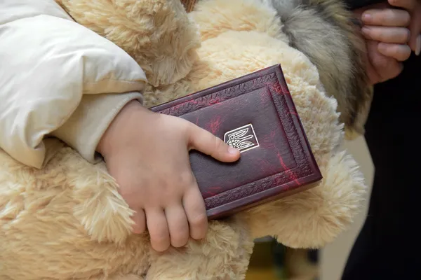 У Луцьку рідним загиблих прикордонників вручили їхні посмертні нагороди (фото)