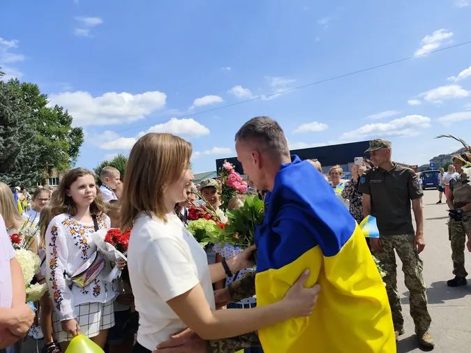 У Старій Виживці зустріли звільненого з полону воїна Андрія Тарасюка (фото, відео)