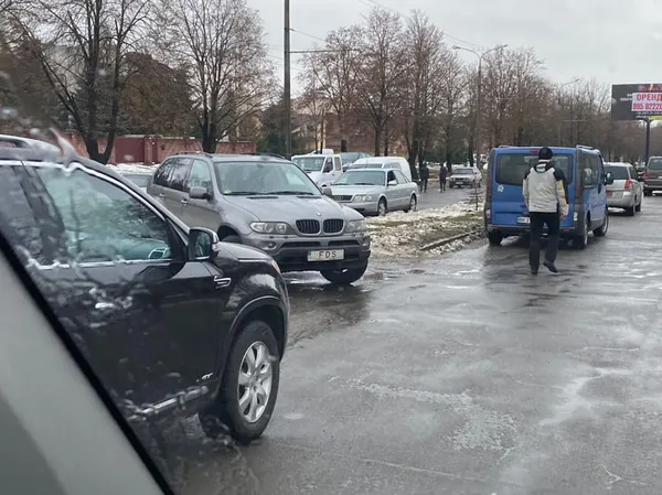 Двічі на тиждень: на луцькому авторинку «ганятимуть» паркохамів (фото)