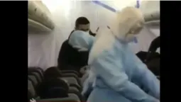 Що коїться на борту літака з евакуйованими українцями (ексклюзивне відео)