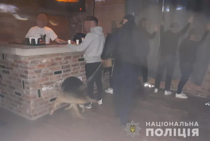 Зі спецназом і собаками: у Луцьку «накрили» нічний клуб (фото)