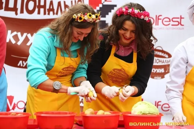 На луцькому «Фестивалі національної кухні» смакували борщ та вареники (фото)