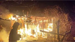 На Волині через паліїв трави згоріла господарська будівля (відео)