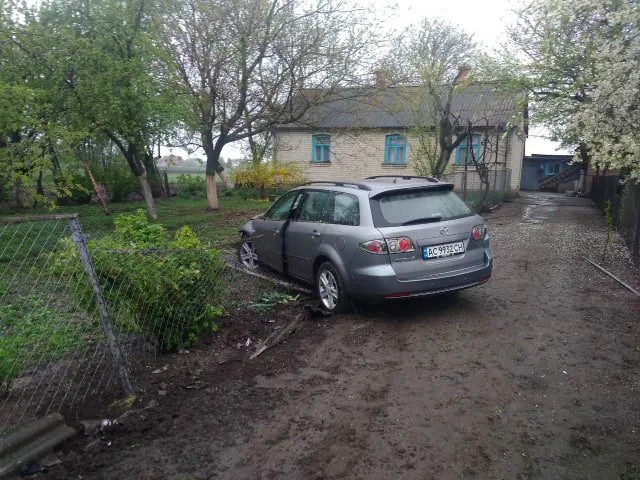 На Волині автомобіль вилетів  на город