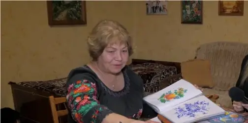 «Квіти мене зачарували»: майстриня з Волині розписує дерев’яні дощечки петриківськими візерунками (відео)