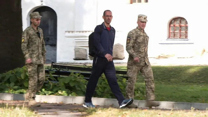 Адвоката УПЦ «МП» в Чернігові забрали у військкомат проходити медкомісію (відео)