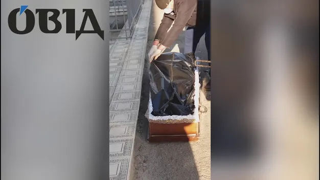 Тіло чоловіка, який помер від коронавірусу, рідні самі виносили з лікарні у мішку (фото, відео)