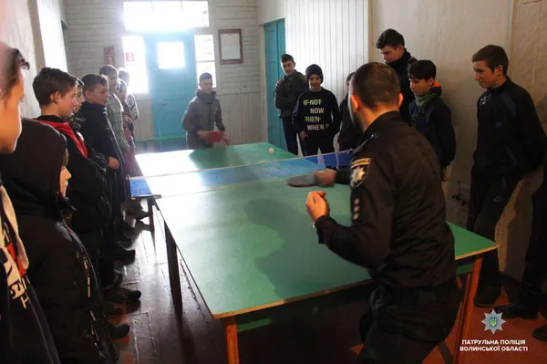 Патрульні Волині розповіли школярам, як не стати жертвою булінгу