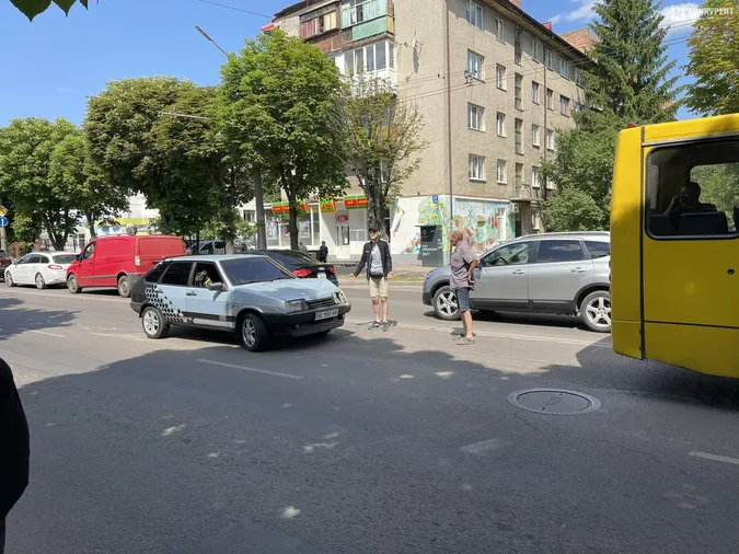 На Перемоги в Луцьку авто гепнулось в маршрутку, є затор (фото, відео)