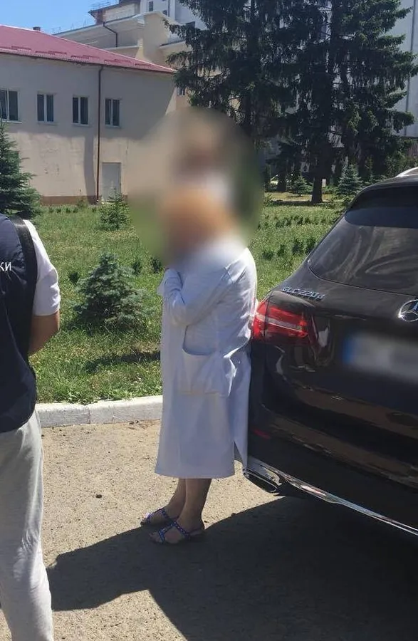 3 тисячі доларів за працевлаштування: волинських медиків взяли на хабарі (фото)