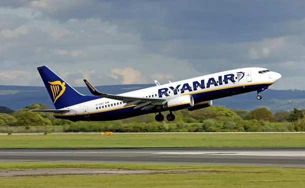 Ryanair відмовився від обов'язкової  візової перевірки для українців