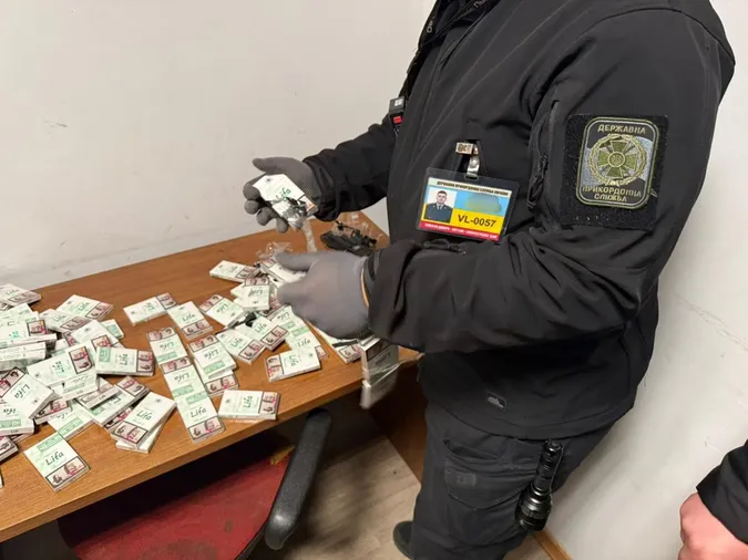 На кордоні з Польщею волинянин «утеплився» сигаретами (фото)