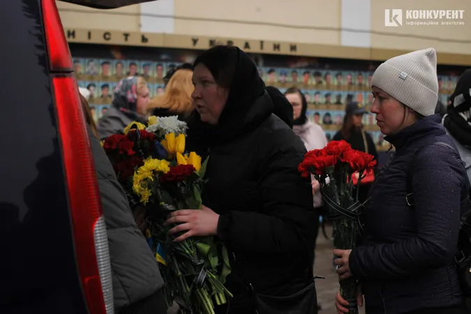 У Луцьку на колінах попрощалися зі ще одним загиблим Героєм (фото)