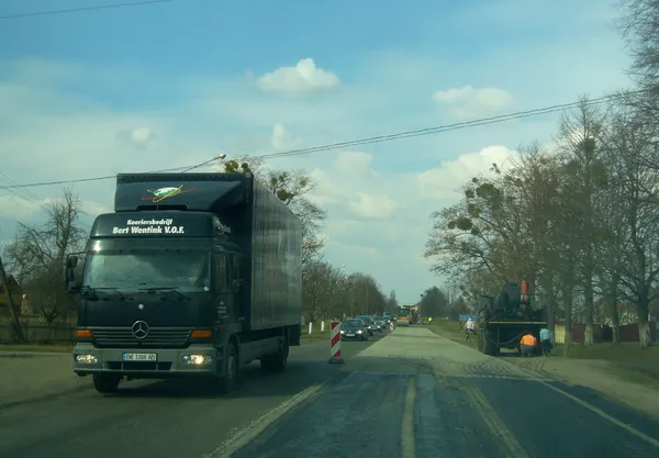 Водіїв на Волині просять не наїжджати на свіжий асфальт (фото)