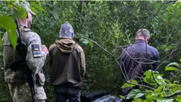 Волинські прикордонники посадили безпілотник із 4 тисячами цигарок