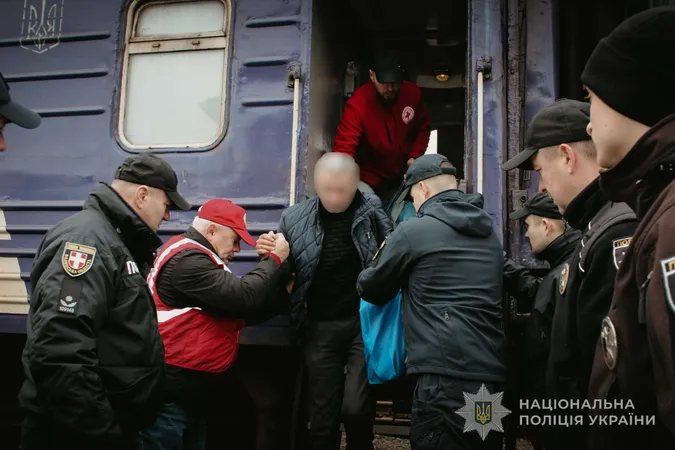 Люди залишали дім під звуки вибухів: до Ковеля прибув евакуаційний потяг з Донеччини (фото)