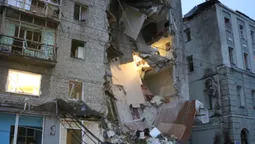 Вночі ворожа ракета влучила в багатоповерхівку в центрі Харкова (оновлено, відео)