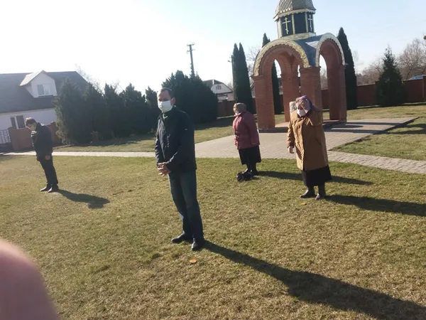 Дотримуйся дистанції: як у волинському храмі проводять службу (фото, відео)