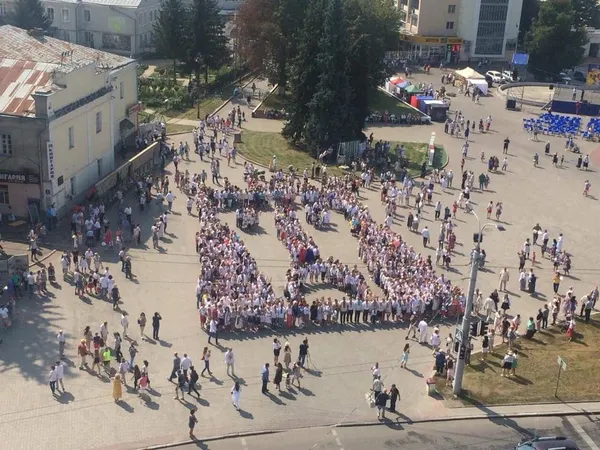 Як лучани «вишили» тілами в'їзну вежу замку Любарта (фото)