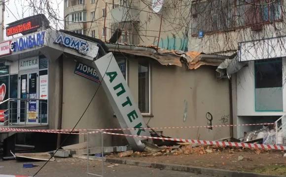 Із будинку Луцька, де обвалилась вивіска, демонтують всі пілони