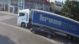 У Луцьку на кільці вантажівка зіткнулась з легковиком (відео)