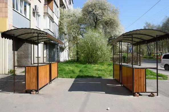 У Луцьку на Володимирській і Конякіна з'явилися ятки для торгівлі городиною (фото)