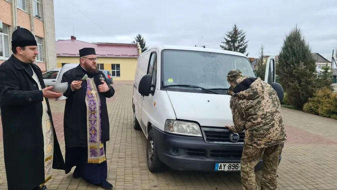Наспівали на авто для ЗСУ – Підгайцівська громада відправила на фронт ще один бус (фото)